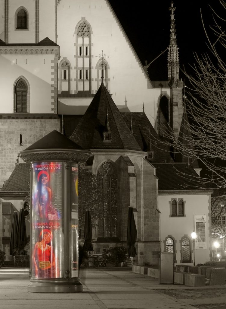 La vida auf dem Kirchplatz