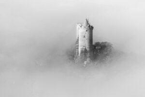 Bavaria Platz München: Burg Saaleck im Morgennebel